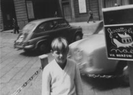 Pedro en una calle de Roma