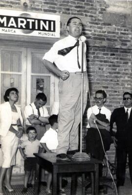 Ferrara dando un discurso