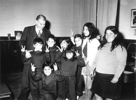 Visita de niños al despacho del ministro de Bienestar Social de la Provincia de Buenos Aires