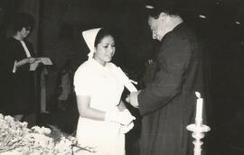 Entrega el título de enfermera a Alba Churrarin