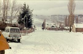 Calle principal de Aluminé cubierta de nieve