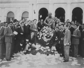 Estudiantes junto al busto de Joaquín V. González