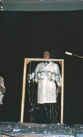Jorge Mamy tocando el Xilofón Sueristico