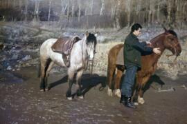 Horacio Lores preparando los caballos