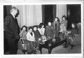 Visita de niños al despacho del ministro de Bienestar Social de la Provincia de Buenos Aires