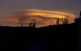 Atardecer en Tricao Malal sobre la cordillera del viento